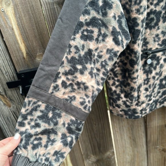 NWT Johnny Was Calme Half Zip Soft Fleece Pullover Leopard Size XS - Picture 5 of 6